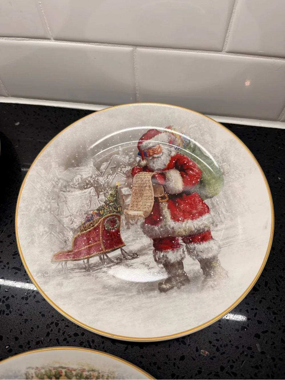 Pottery Barn Nostalgic Santa Christmas Village Dinner Plates 10.5’’ Set Of 4